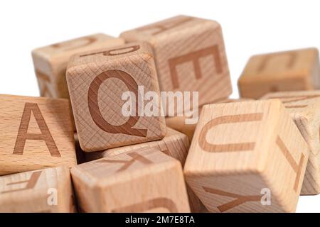 Holzwürfel mit Buchstaben auf weißem Hintergrund Stockfoto