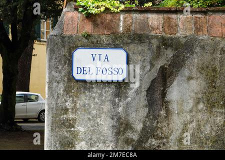 Straßenschild, Via del Fosso, an einer Mauer in der Altstadt, Stadtmauern von Lucca, Toskana, Italien. Stockfoto