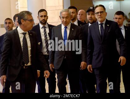 Jerusalem, Israel. 15. Juni 2014. Der israelische Ministerpräsident Benjamin Netanjahu kommt am Montag, dem 9. Januar, zu einem Treffen der Likud-Partei in der Knesset, dem Parlament, in Jerusalem. 2023. Foto von Debbie Hill/Credit: UPI/Alamy Live News Stockfoto