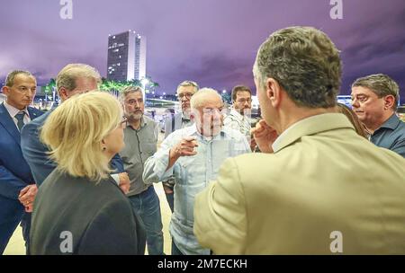 Brasilia, Brasilien. 09. Januar 2023. Der brasilianische Präsident Luiz Inacio Lula Da Silva (C) spricht nach seiner Ankunft in Brasilia aus Sao Paulo zu seinen Assistenten, um die verursachten Schäden zu bewerten und die erforderliche Unterstützung für die Hilfs- und Wiederaufbauarbeiten am 9. Januar 2023 in Brasilia (Brasilien) zu leisten, nachdem die Anhänger des Ex-Präsidenten Jair Bolsonaro den Kongress gestürmt hatten. Der Oberste Gerichtshof und der Präsidentenpalast in Brasilia. Foto: Pressestelle des brasilianischen Präsidenten/UPI Credit: UPI/Alamy Live News Stockfoto