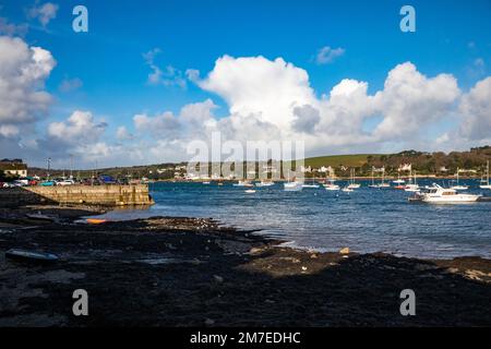 Falmouth, Cornwall, 9. Januar 2023, es gab herrlichen Sonnenschein zwischen den Duschen in Falmouth, Cornwall. Besucher wanderten durch den Hafen und bewunderten die große Auswahl an Booten und Shopping in den lokalen High Street Shops. Die Temperatur war kühl 8C Grad, aber bei dem Windkältefaktor fühlte es sich an wie 6C Grad. Kredit: Keith Larby/Alamy Live News Stockfoto