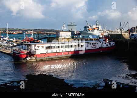 Falmouth, Cornwall, 9. Januar 2023, es gab herrlichen Sonnenschein zwischen den Duschen in Falmouth, Cornwall. Besucher wanderten durch den Hafen und bewunderten die große Auswahl an Booten und Shopping in den lokalen High Street Shops. Die Temperatur war kühl 8C Grad, aber bei dem Windkältefaktor fühlte es sich an wie 6C Grad. Kredit: Keith Larby/Alamy Live News Stockfoto