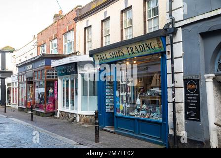 Falmouth, Cornwall, 9. Januar 2023, es gab herrlichen Sonnenschein zwischen den Duschen in Falmouth, Cornwall. Besucher wanderten durch den Hafen und bewunderten die große Auswahl an Booten und Shopping in den lokalen High Street Shops. Die Temperatur war kühl 8C Grad, aber bei dem Windkältefaktor fühlte es sich an wie 6C Grad. Kredit: Keith Larby/Alamy Live News Stockfoto