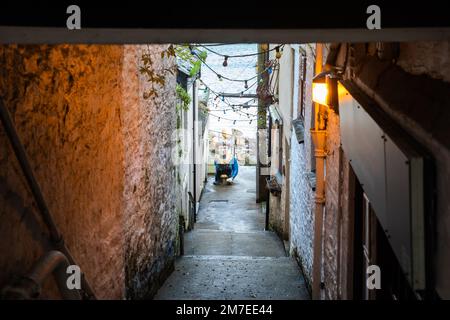 Falmouth, Cornwall, 9. Januar 2023, es gab herrlichen Sonnenschein zwischen den Duschen in Falmouth, Cornwall. Besucher wanderten durch den Hafen und bewunderten die große Auswahl an Booten und Shopping in den lokalen High Street Shops. Die Temperatur war kühl 8C Grad, aber bei dem Windkältefaktor fühlte es sich an wie 6C Grad. Kredit: Keith Larby/Alamy Live News Stockfoto