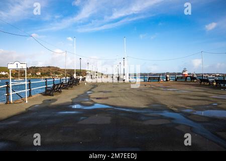 Falmouth, Cornwall, 9. Januar 2023, es gab herrlichen Sonnenschein zwischen den Duschen in Falmouth, Cornwall. Besucher wanderten durch den Hafen und bewunderten die große Auswahl an Booten und Shopping in den lokalen High Street Shops. Die Temperatur war kühl 8C Grad, aber bei dem Windkältefaktor fühlte es sich an wie 6C Grad. Kredit: Keith Larby/Alamy Live News Stockfoto