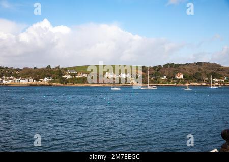 Falmouth, Cornwall, 9. Januar 2023, es gab herrlichen Sonnenschein zwischen den Duschen in Falmouth, Cornwall. Besucher wanderten durch den Hafen und bewunderten die große Auswahl an Booten und Shopping in den lokalen High Street Shops. Die Temperatur war kühl 8C Grad, aber bei dem Windkältefaktor fühlte es sich an wie 6C Grad. Kredit: Keith Larby/Alamy Live News Stockfoto