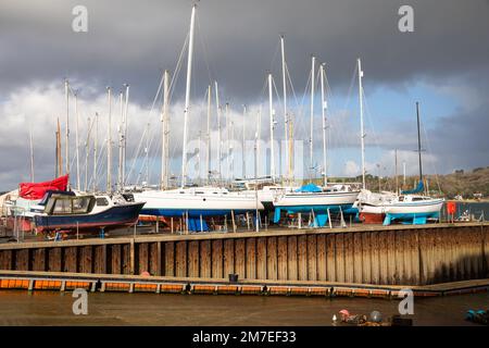 Falmouth, Cornwall, 9. Januar 2023, es gab herrlichen Sonnenschein zwischen den Duschen in Falmouth, Cornwall. Besucher wanderten durch den Hafen und bewunderten die große Auswahl an Booten und Shopping in den lokalen High Street Shops. Die Temperatur war kühl 8C Grad, aber bei dem Windkältefaktor fühlte es sich an wie 6C Grad. Kredit: Keith Larby/Alamy Live News Stockfoto