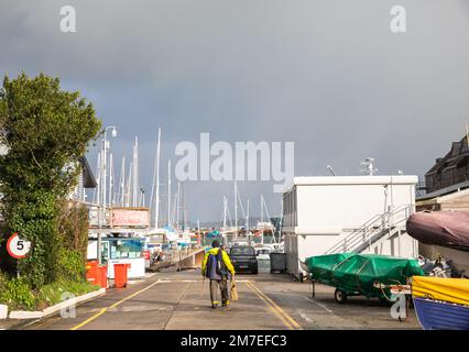 Falmouth, Cornwall, 9. Januar 2023, es gab herrlichen Sonnenschein zwischen den Duschen in Falmouth, Cornwall. Besucher wanderten durch den Hafen und bewunderten die große Auswahl an Booten und Shopping in den lokalen High Street Shops. Die Temperatur war kühl 8C Grad, aber bei dem Windkältefaktor fühlte es sich an wie 6C Grad. Kredit: Keith Larby/Alamy Live News Stockfoto