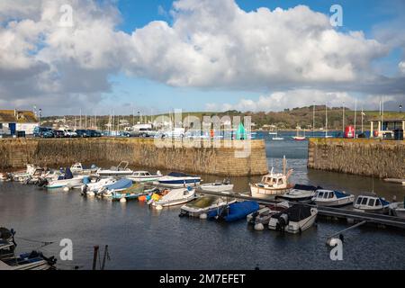 Falmouth, Cornwall, 9. Januar 2023, es gab herrlichen Sonnenschein zwischen den Duschen in Falmouth, Cornwall. Besucher wanderten durch den Hafen und bewunderten die große Auswahl an Booten und Shopping in den lokalen High Street Shops. Die Temperatur war kühl 8C Grad, aber bei dem Windkältefaktor fühlte es sich an wie 6C Grad. Kredit: Keith Larby/Alamy Live News Stockfoto