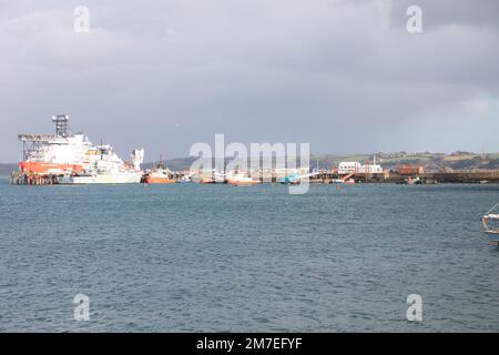 Falmouth, Cornwall, 9. Januar 2023, es gab herrlichen Sonnenschein zwischen den Duschen in Falmouth, Cornwall. Besucher wanderten durch den Hafen und bewunderten die große Auswahl an Booten und Shopping in den lokalen High Street Shops. Die Temperatur war kühl 8C Grad, aber bei dem Windkältefaktor fühlte es sich an wie 6C Grad. Kredit: Keith Larby/Alamy Live News Stockfoto