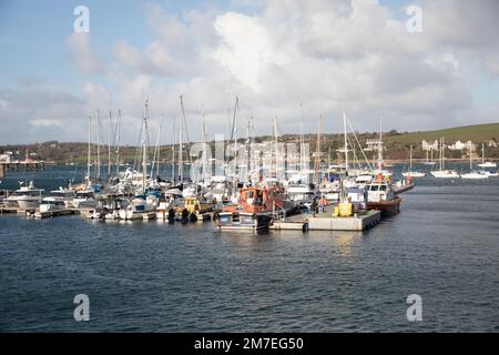 Falmouth, Cornwall, 9. Januar 2023, es gab herrlichen Sonnenschein zwischen den Duschen in Falmouth, Cornwall. Besucher wanderten durch den Hafen und bewunderten die große Auswahl an Booten und Shopping in den lokalen High Street Shops. Die Temperatur war kühl 8C Grad, aber bei dem Windkältefaktor fühlte es sich an wie 6C Grad. Kredit: Keith Larby/Alamy Live News Stockfoto