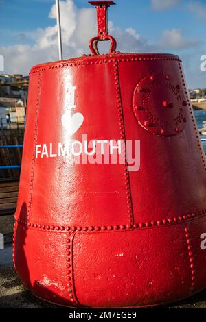 Falmouth, Cornwall, 9. Januar 2023, es gab herrlichen Sonnenschein zwischen den Duschen in Falmouth, Cornwall. Besucher wanderten durch den Hafen und bewunderten die große Auswahl an Booten und Shopping in den lokalen High Street Shops. Die Temperatur war kühl 8C Grad, aber bei dem Windkältefaktor fühlte es sich an wie 6C Grad. Kredit: Keith Larby/Alamy Live News Stockfoto