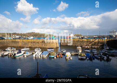 Falmouth, Cornwall, 9. Januar 2023, es gab herrlichen Sonnenschein zwischen den Duschen in Falmouth, Cornwall. Besucher wanderten durch den Hafen und bewunderten die große Auswahl an Booten und Shopping in den lokalen High Street Shops. Die Temperatur war kühl 8C Grad, aber bei dem Windkältefaktor fühlte es sich an wie 6C Grad. Kredit: Keith Larby/Alamy Live News Stockfoto