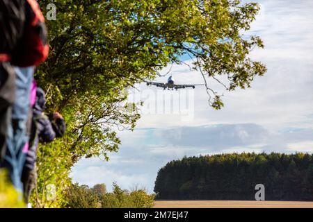 Eines der letzten beiden Flugzeuge der British Airways 747 landet am Flughafen Cotswold in der Nähe von Cirencester. Britiish Airways hat seine Flotte von 747 Flugzeugen nicht aufgegeben. Das Flugzeug wird in Kemble untergebracht und möglicherweise für Teile unterbrochen. Stockfoto