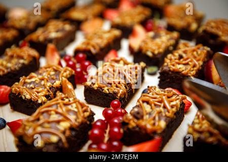 Brownies mit Nüssen und gesalzenem Karamell Stockfoto