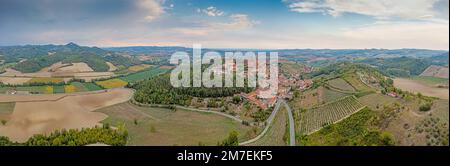 Panorama-Drohnenbild des Castello Cereseto im Piemont am Abend im Sommer Stockfoto