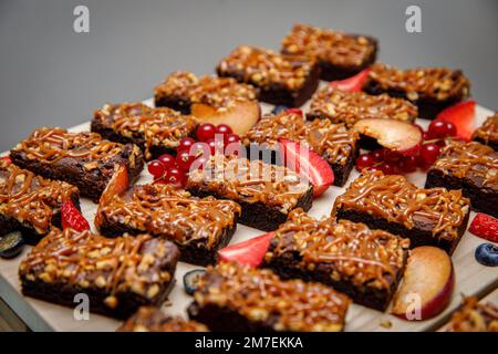 Brownies mit Nüssen und gesalzenem Karamell. Schokoladenkuchen mit Nüssen und Karamell Stockfoto