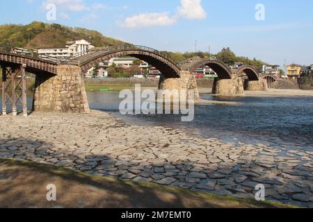 kintai-Brücke und Nishiki-Fluss in iwakuni in japan Stockfoto