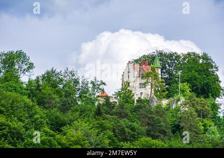 Uhenfels Manor über dem Dorf Seeburg an der Schwäbischen Alb zwischen Bad Urach und Münsingen, Baden-Württemberg, Deutschland. Stockfoto