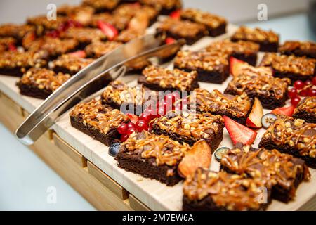 Brownies mit Nüssen und gesalzenem Karamell Stockfoto