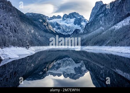 Wunderschöne verschneite Winterlandschaft mit Dachstein und Gosausee in Österreich bei Hallstatt. Stockfoto