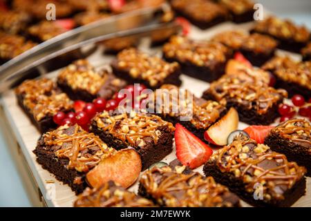 Brownies mit Nüssen und gesalzenem Karamell. Schokoladenkuchen mit Nüssen und Karamell Stockfoto