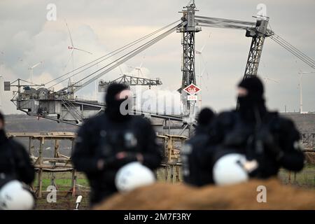 Erkelenz, Deutschland. 09. Januar 2023. Polizeibeamte sichern das Gebiet in der Nähe der Braunkohlemine Garzweiler II. Lützerath soll abgebaut werden, um das Braunkohlebergwerk Garzweiler II zu erweitern. Kredit: Federico Gambarini/dpa/Alamy Live News Stockfoto