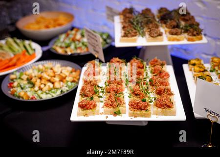 Set mit Tartar-Snacks auf Event-Catering Stockfoto