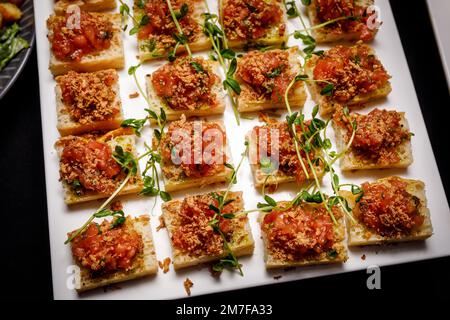 Set mit Tartar-Snacks auf Event-Catering Stockfoto