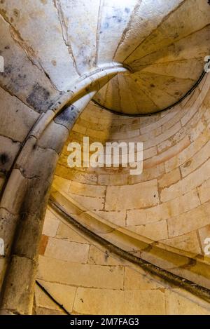Niedriger Winkel mit Blick auf die Wendeltreppe in einem Kirchturm. Kathedrale von Salamanca Stockfoto