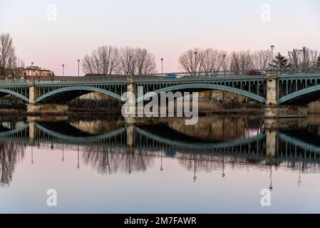 Enrique Estevan Iron Bridge reflektiert auf dem Tormes River bei Sonnenuntergang in Salamanca, Castilla Leon, Spanien. Auch als neue Brücke bezeichnet Stockfoto