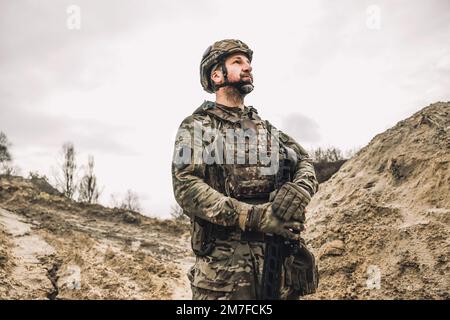 Der reife Mann in Militäruniform und Schutzhirn Stockfoto