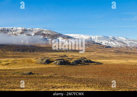 Herbstliche Natur am See Vesturhopsvatn in Nordisland Stockfoto