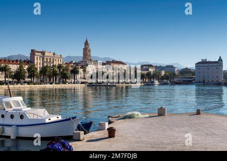Wunderschöne Aussicht auf die Altstadt von Split mit Schiffen im Hafen, Split, Dalmatien, Kroatien Stockfoto