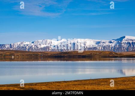 Herbstliche Natur am See Vesturhopsvatn in Nordisland Stockfoto