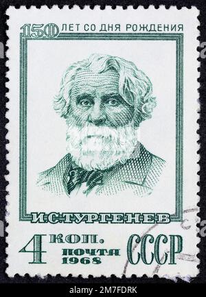 UdSSR - CIRCA 1968: Briefmarke 4 Kopeck gedruckt in der Sowjetunion zeigt Portrait des Dichters Iwan Sergejewitsch Turgenev 1818-1883. Poststempelserie de Stockfoto