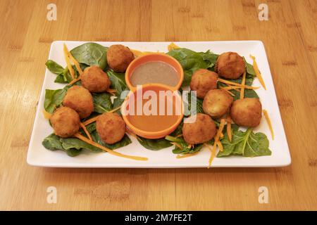 Die Krokette ist eine Teigpartie, die aus einer dicken Sauce wie Becamel und einem Hackfleisch aus verschiedenen Zutaten hergestellt wird und mit Ei und überzogen wurde Stockfoto