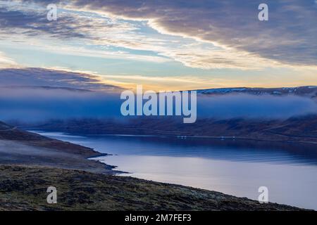 Ausflüge am frühen Abend zu den Fjorden in Nordisland Stockfoto