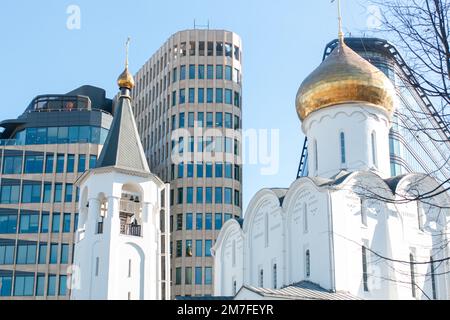 Moskau, Russland - 12. April 2019 Hochhaus-Business-Center und Kirche St. Nicholas der Wunderarbeiter. Die Wiedervereinigung der Religion und des modernen Lebens. Stockfoto