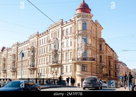 ST. PETERSBURG, RUSSLAND - 12. April 2019. Griboyedov Canal, ehemaliges Apartment-Gebäude von Ratkov-Rozhnov, erbaut 1886. Wunderschönes altes Herrenhaus in Eklecti Stockfoto