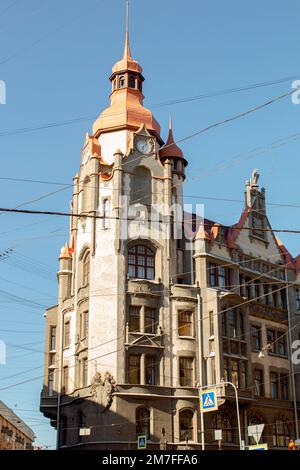 St. Petersburg, Russland - 13. April 2019. Haus der städtischen Institutionen in St. Petersburg. Stadthaus an der Ecke Sadovaya Straße und Voznesensky Ave Stockfoto