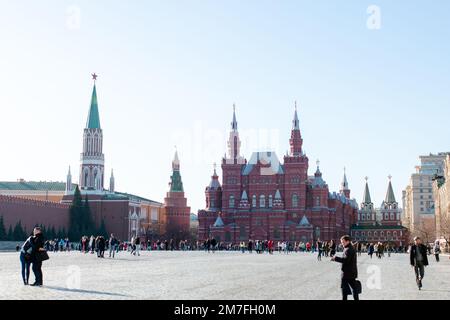 Moskau, Russland - 11. April 2019. Leute auf dem Roten Platz, Kreml. Touristenort Moskau Stockfoto