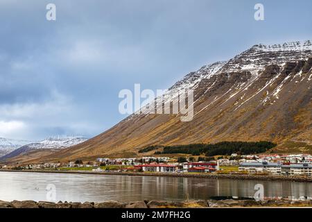 Die kleine Stadt Isafjardarbaer im Fjord Isafjardardjup in Nordisland Stockfoto