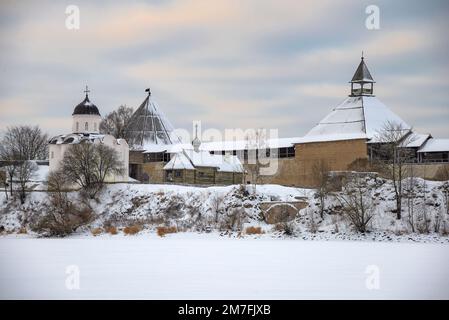 Festung Staroladoschskaja am Ufer des Flusses Volkhov an einem Wintertag. Region Leningrad, Russland Stockfoto