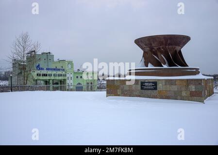 VOLKHOV, RUSSLAND - 11. DEZEMBER 2022: Denkmal zu Ehren der Bauunternehmer und Elektroingenieure der Volkhov HPP. Region Leningrad, Russland Stockfoto