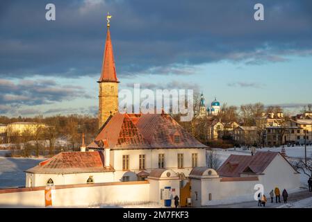 GATCHINA, RUSSLAND - 25. DEZEMBER 2022: Touristen im Priory Palace an einem Vormittag im Dezember. Gatchina, Region Leningrad Stockfoto