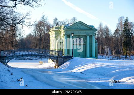 GATCHINA, RUSSLAND - 25. DEZEMBER 2022: Venus-Pavillon im Palastpark. Gatchina, Region Leningrad Stockfoto