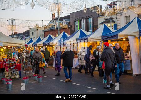 Weihnachtseinkäufe der Menschen auf dem Weihnachtsmarkt in der Warwickshire-Stadt Stratford auf Avon England Stockfoto