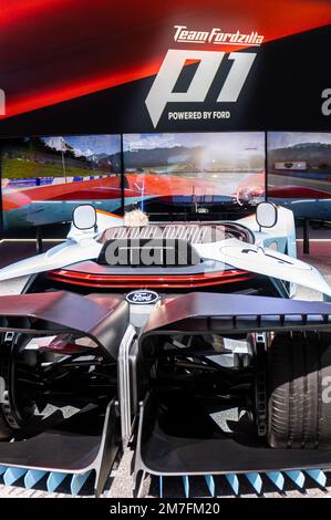 Köln, Deutschland. 24. Aug. 2022. Gamescom 2022: Das Team Fordzilla P1-Rennauto erscheint im Rennspiel Asphalt 8. Das Team Fordzilla ist ein eportiertes Team, das von Ford angetrieben wird. Die gamescom ist die weltweit größte Messe für Computer- und Videospiele in Köln. Fotografien: Christian Lademann / LademannMedia Stockfoto