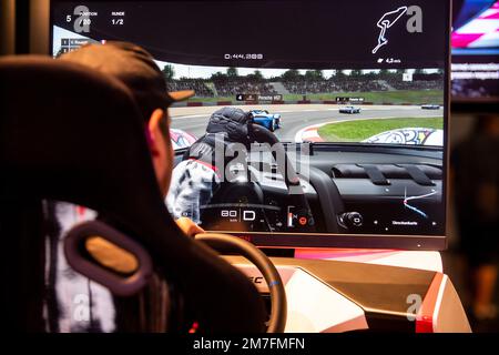 Köln, Deutschland. 24. Aug. 2022. Gamescom 2022 Porsche präsentiert einen neuen Look der Vision Gran Turismo Spyder (VGT), die von Vexx für das Videospiel Gran Turismo 7 in Rennsimulationen an Stand aof Porsche und Puma entworfen wurde. Die gamescom ist die weltweit größte Messe für Computer- und Videospiele in Köln. Fotografien: Christian Lademann / LademannMedia Stockfoto